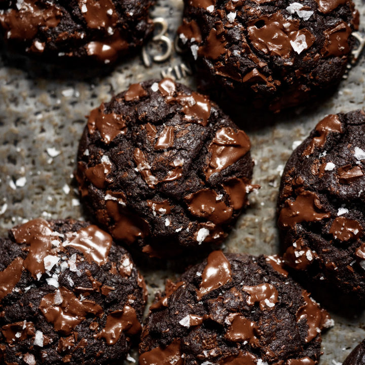双重巧克力块饼干〜是一个甜蜜和咸的饼干，这是一个果仁巧克力和饼干之间的十字架！