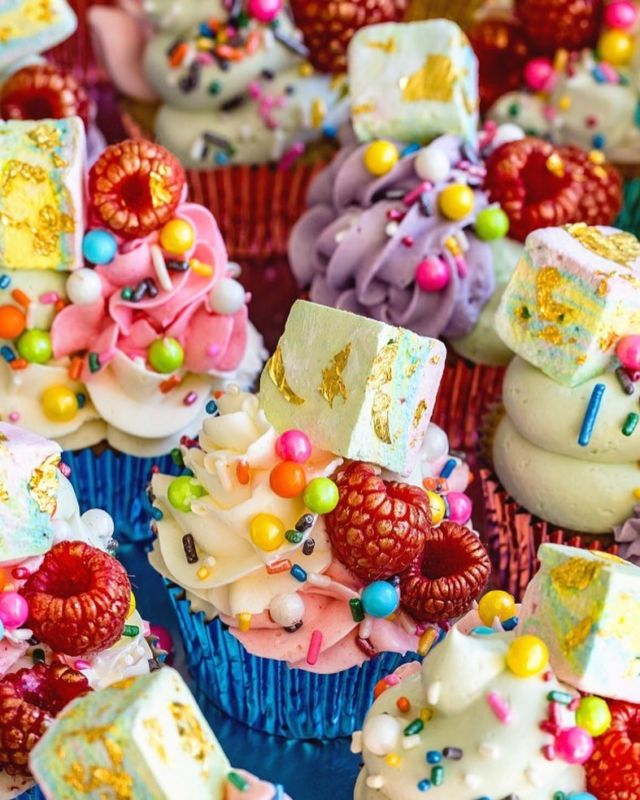 Unicorn Cupcakes〜是一个明亮爽快的蛋糕，与自制棉花糖和镀金覆盆子！- 我手头的零，但每次看到它们都会让我微笑。我们通过房屋灾难工作的一件急需的事情！-  #cupcakes #frosting #buttercream #desserts #cupcakesofinstagram #marshmallows #sweettreats