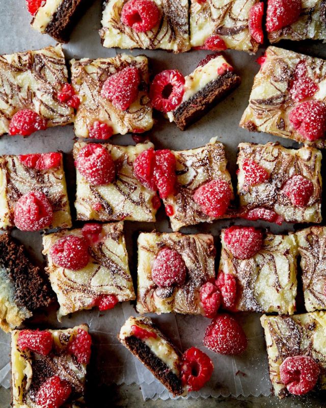 双层Ooey胶棒-来拿它!我们都需要多余的脂肪过冬。谁在里面？-  #baking #bakersgonnabake #sweettreats #madefromscratch #dessert #brownies #ooeygooey