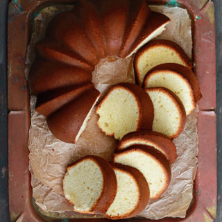 磅蛋糕部分切成在盘子上布置成碎片。