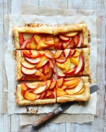 用刀在切菜板上切成六块的夏季水果馅饼。