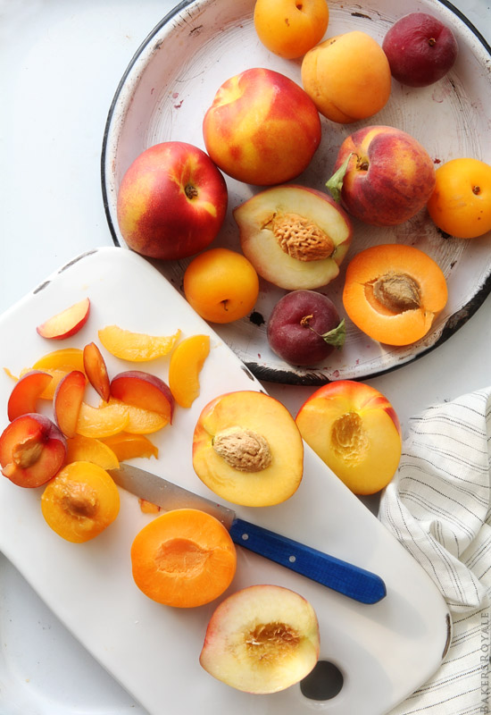 桃子一种核果，包括桃子、杏子、李子和油桃，放在碗里或砧板上有些水果是完整的，有些则被切成一半，有核或没有核。
