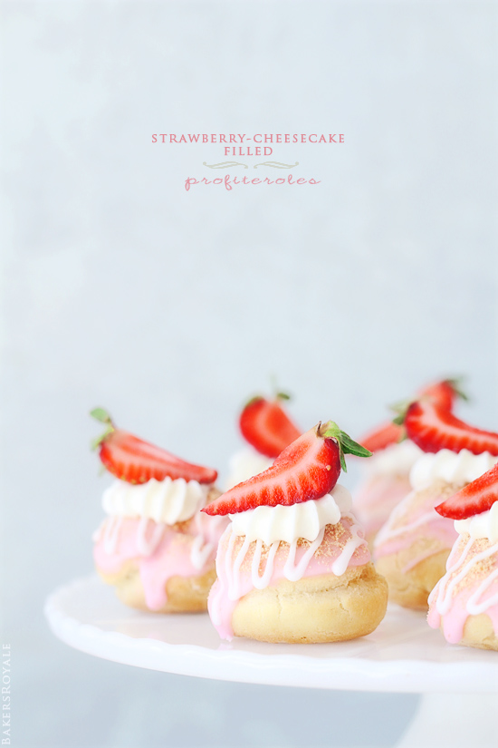 草莓 - 芝士蛋糕通过bakersroyale充满了profiteroles