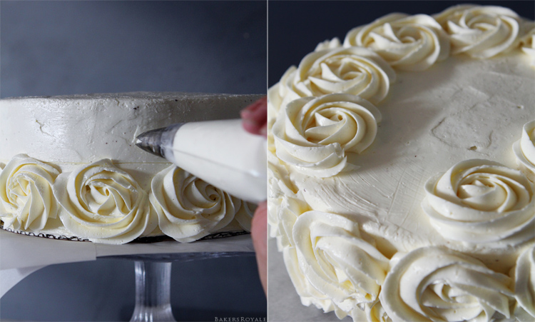 步骤5左边显示第一排玫瑰在蛋糕底座上完成。第6步的照片显示蛋糕的侧面覆盖着玫瑰，顶部外边缘也完成了。