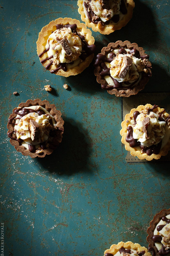 一款快速简单的派对甜点:皇家面包师的Snickers Tartlet188宝金博网址十多
