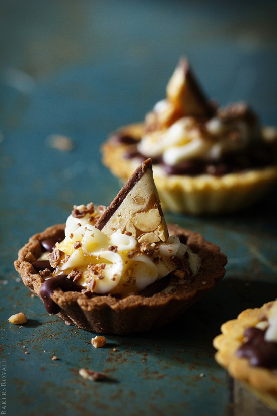 一款快速简单的派对甜点:皇家面包师的Snickers Tartlet188宝金博网址十多