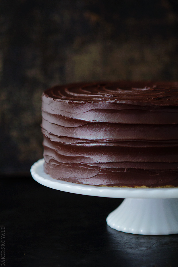 褐色的黄油香蕉蛋糕与盐渍黑巧克力ganach从面包师royale188宝金博网址十多