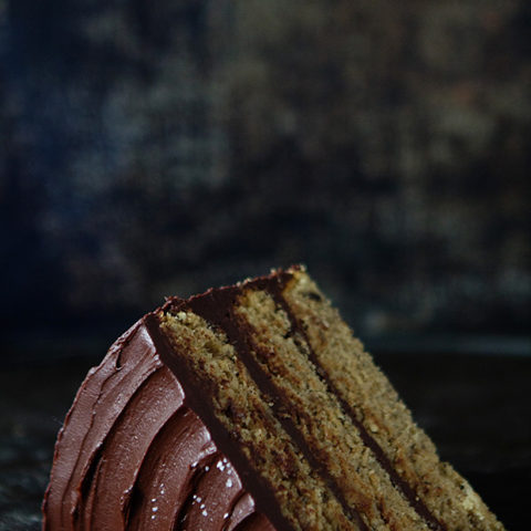 褐色的黄油香蕉蛋糕与盐渍黑巧克力ganache