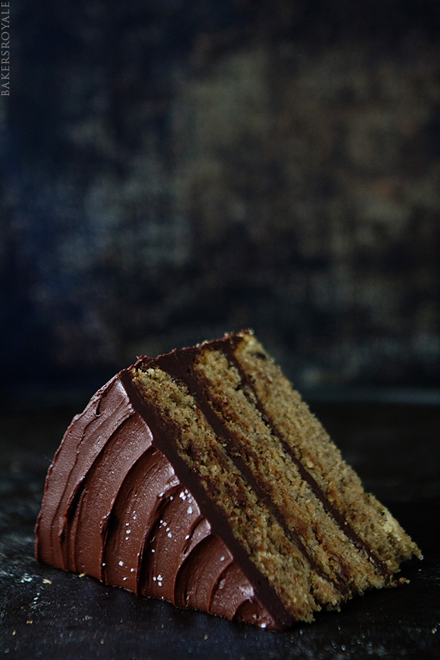 褐色的黄油香蕉蛋糕与盐渍黑巧克力ganache通过bakers royale188宝金博网址十多