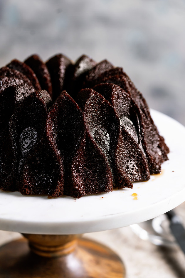 蛋糕架上的巧克力朗姆酒蛋糕。