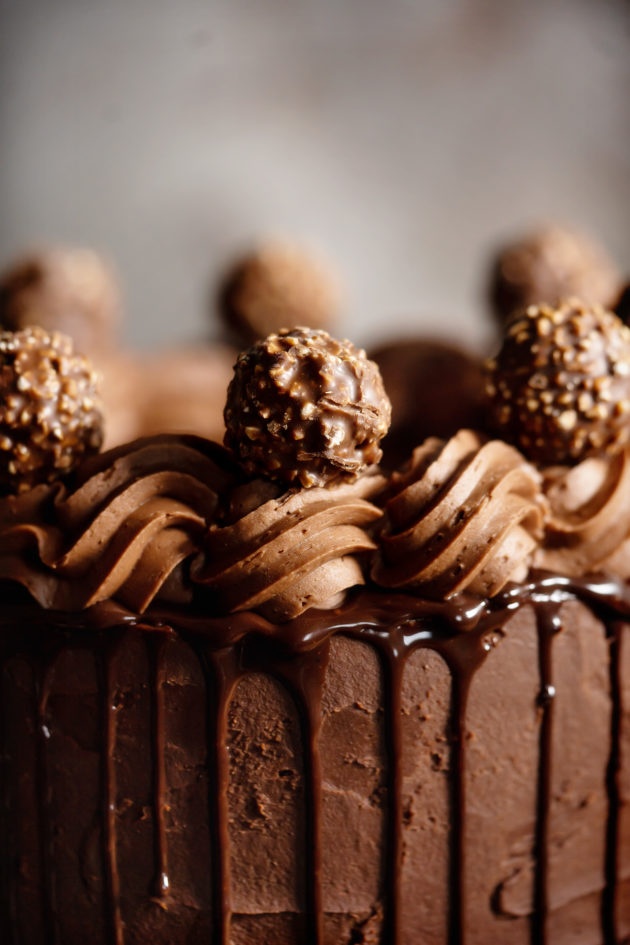 巧克力吉尼斯蛋糕的特写，上面有费列罗巧克力。
