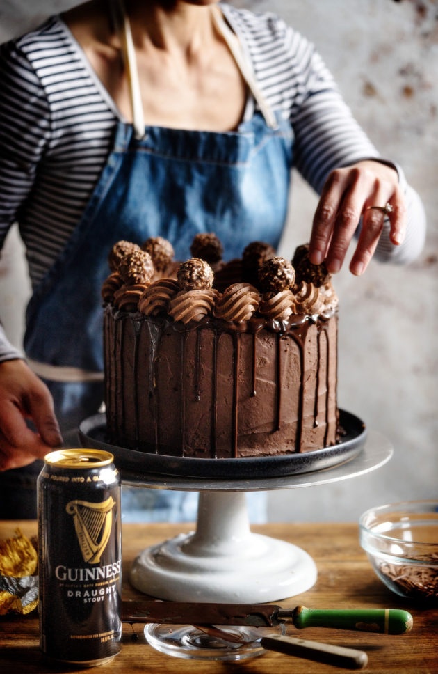 内奥米用费列罗巧克力装饰吉尼斯巧克力蛋糕。前面放着一罐吉尼斯啤酒。