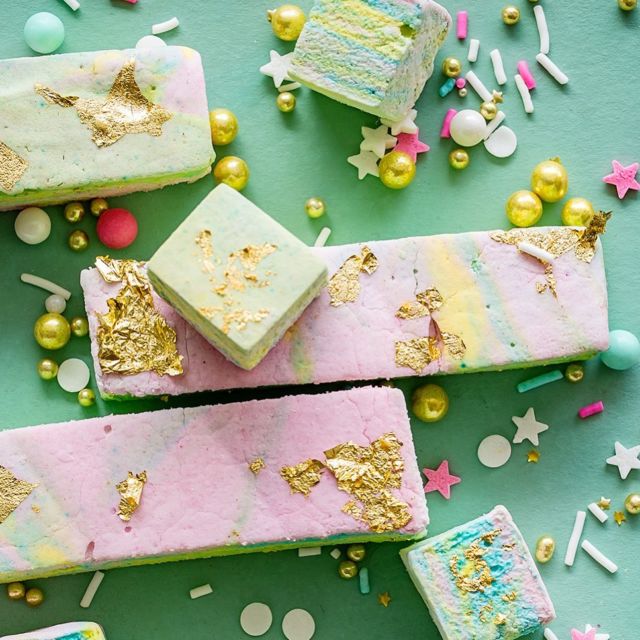 彩虹棉花糖（没有玉米糖浆制作！）因为它差不多是圣帕特里克，谁曾经对彩虹说过任何事情？!!- 生物的食谱或转到谷歌并输入彩虹棉花糖面包师皇家。188宝金博网址十多-  #bakersofinstagram #bakersgonnake #marshmallow #candymaking #sweettreats #homemadeweets #dessertporn