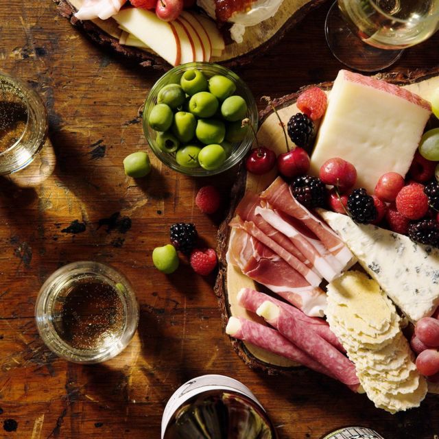 Cheeseboard +葡萄酒在编辑时吃晚餐。＃成人101  - 今晚每个人都在吃什么？#dinnerideas #wineoclock #cheeseboard.